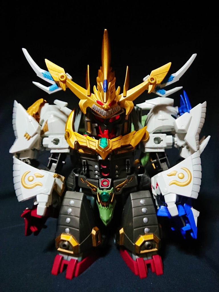 上半身が重く支えは背部の蚩尤ノイエの台座、そして玉璽サイコの伸ばした足。
特に足はスネがシールドになっているが、内部はかなり細くポリキャップ支えのため、ここも改修したほうが無難。