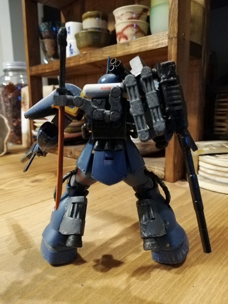 後ろはこんな感じになってます。バックパックはプロトタイプグフのもの、脚部バーニアはグフ飛行試験型のものを詰めてパテで基部等を造形してます。アームはコトブキヤの改造パーツです。
ヒートサーベルフォルダーはプラ棒から作りました。バランスが凄く悪くて、自立が大変です。