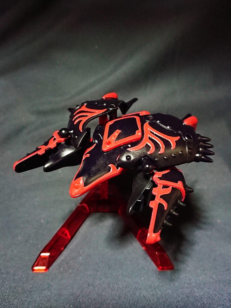 鋼蠍機
蟹に似た賈詡のもう一機の支援機。
太史慈ドムの鉄鋼機を賈詡のカラーに変更しています。写真では黒に見えるけどダークブルーですw
各部のピンと穴の位置が両面にあり、組み換え接続にかなり優秀です。