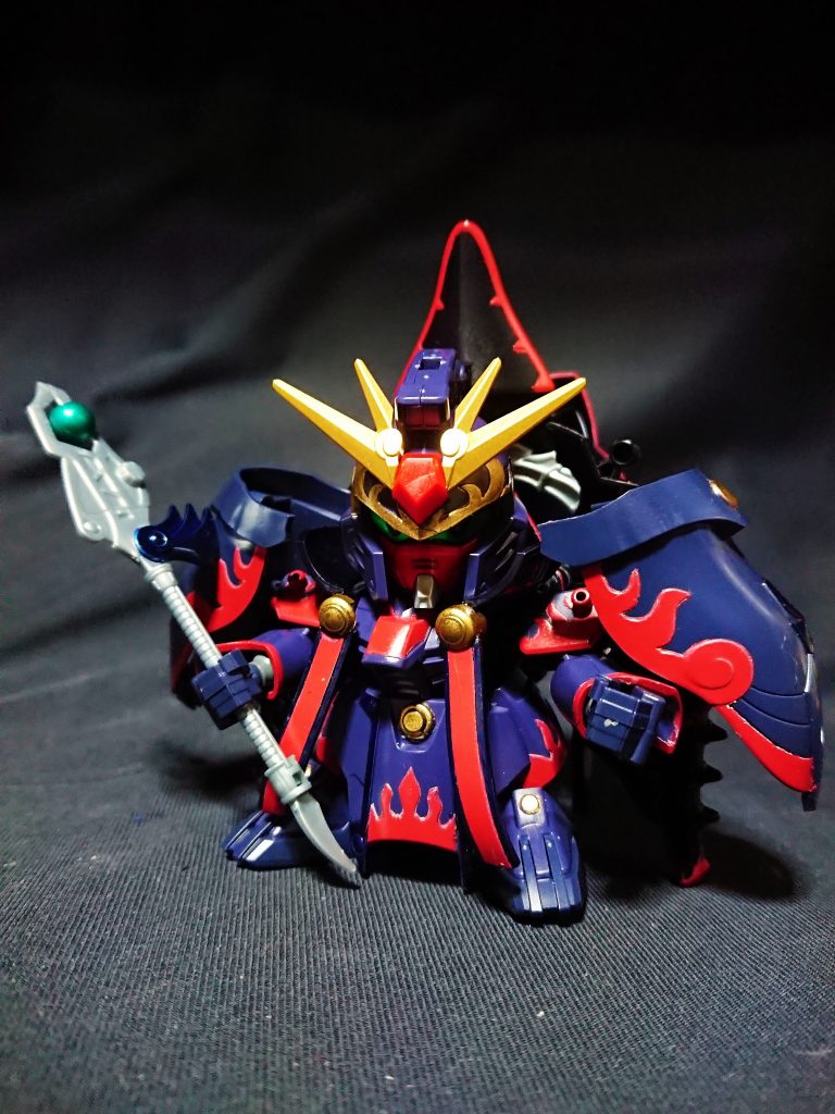 武将形態
背中と背負った笠の間がスカスカで、そこに色を変えた太史慈ドムの鉄鋼機を取り付けています。
むしろ鉄鋼機はハーミットクラブにすることが前提だったかのように、取り付け部分へのパーツ形状や位置に違和感がありません。