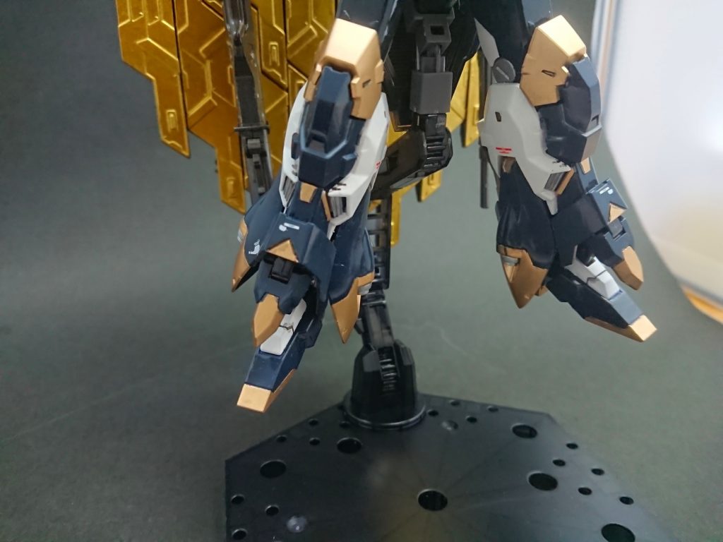 脚も微改造
ヒレみたいな装甲を両足両サイドにつけました。二体買いしたからこそできる贅沢ですね