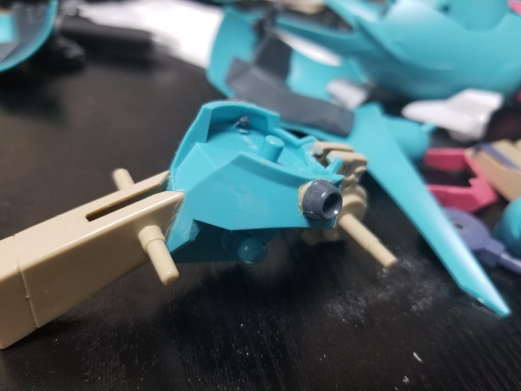 腰回りはαアジールのアーマーとファンネルラックの取り付けの基部を追加。