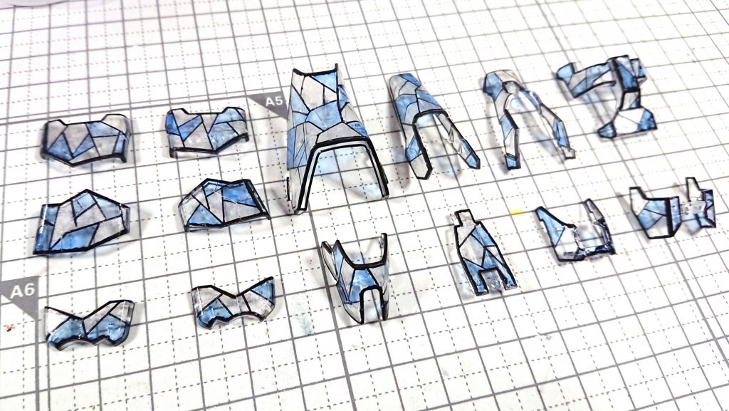 クリアを吹きつつ、クリアカラー、スモークカラー、ガラスペイント等の塗料を薄めに筆で塗っていきます。