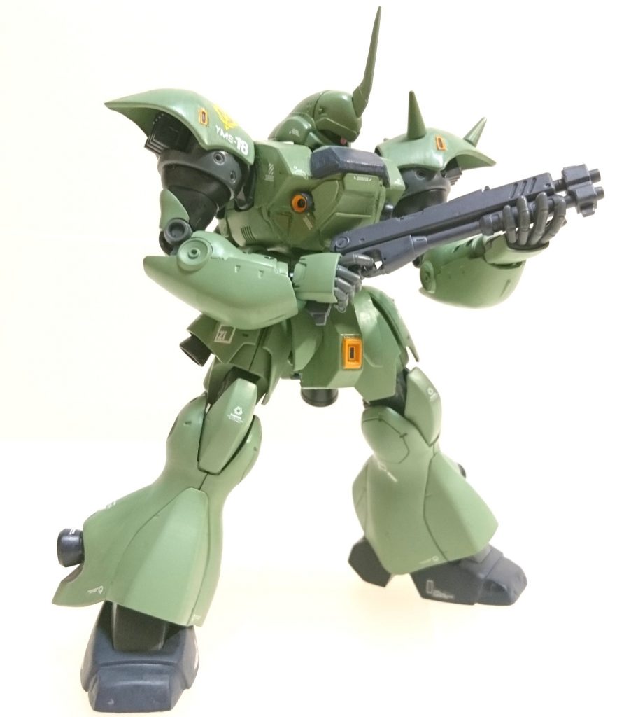 【ショットガン構え】
カラーリングは緑に。使用したマーカーはジオン系マーカーセットのザクグリーンです。