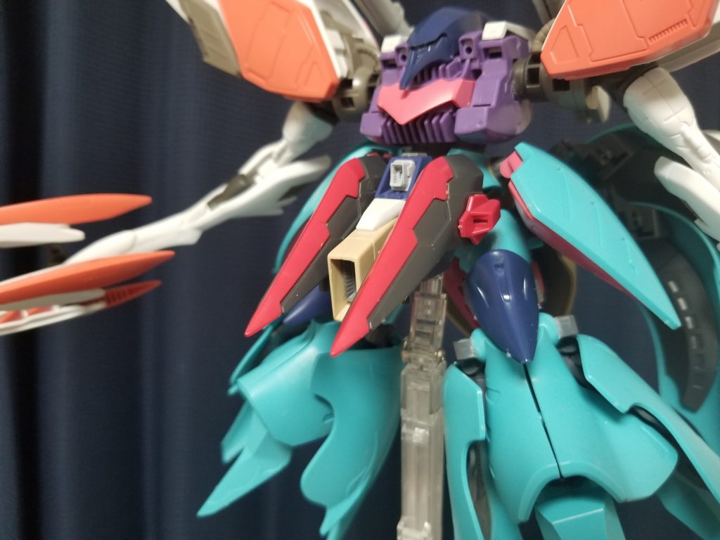 腹部にメガ粒子砲追加とサブアームの基部に、ダークマターブースターのパーツを追加。