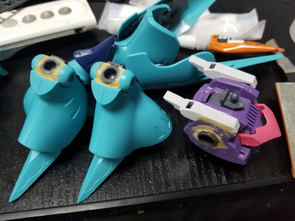 ボディをジャンクパーツでちょい変形。
足を付け足して延長。