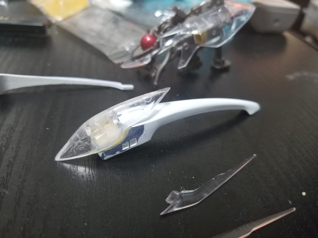 頭部の形をジャンクパーツで変形。