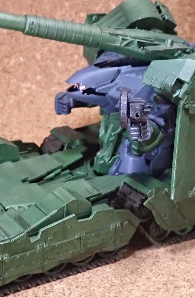 モビルモード
変形後モノアイと旧ザクマシンガン改を