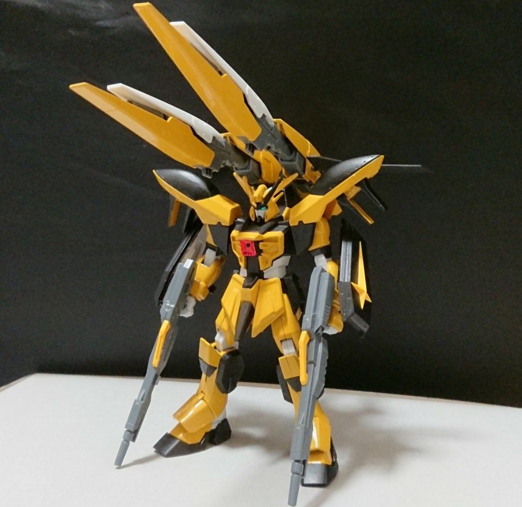 機体名：カラミティ・ジョイフル

[武装]ツインバスターライフル、ツインハイパーメガランチャー、スキュラ、となっている。

[総合スペック]1.0～13.0の内。
8.0と想定。

主に広範囲で且つ高威力のビーム兵器を装備している後方支援機。
この機体は非常にパワーがありながら接近兵装を持たない上射撃兵装はビーム兵器しか持ち合わせておらず、操縦者のこだわりが感じられる。
しかしこの機体のパワーとエネルギーは底知れず連結したツインバスターライフルを片手で撃つことが出来たり連結したツインバスターライフルと背部に装備してるツインハイパーメガランチャー２丁を同時に発射しても撃った本機はほとんどよろけない。
そして両兵器を同時に発射(照射)すると互いのビーム同士が混ざり合いツインバスターライフルの照射よりさらに広範囲且つ高火力なビームが撃てる(カラミティ・ジョイフルの必殺技的な攻撃になっている)
非常に優れた攻撃ではあるが欠点はあり背部のメガランチャー×２とツインバスターライフルの同時照射はチャージしないと撃てない為少々隙を生んでしまう上同時照射は１度の戦闘で１回までしか使えない、多用すると武装が持ちこたえないからだ。
連結したツインバスターライフルも２回照射したら１度の戦闘では使えなくなる程長時間オーバーヒートする、その為１度の戦闘では最高２回までしか撃てない。