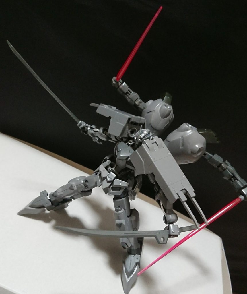 機体名：黒地客(クロジカク)

[武装]カタナ、特殊刀、旧式特殊刀、ビームサーベル×２、小型ダインスレイヴ、トリモチランチャー、シールドクロー×２、追尾性特殊鉄甲弾装填砲、となっている。

[総合スペック]1.0～13.0の内。
8.8と想定。

対MS戦のみを想定し作られ接近戦に特化した機体、ビーム実弾共に非常に強い耐性を持つ。
特別運動性や機動力が高い訳ではないがどんなものも寄せ付けない厚く頑丈な装甲をもち、この機体特有の特殊な粒子?が出せる。
この機体を倒すにはコロニーレーザー級のビーム兵器で消し炭にするか接近戦で打ち勝つしか方法はほぼ無い(例外はある)。