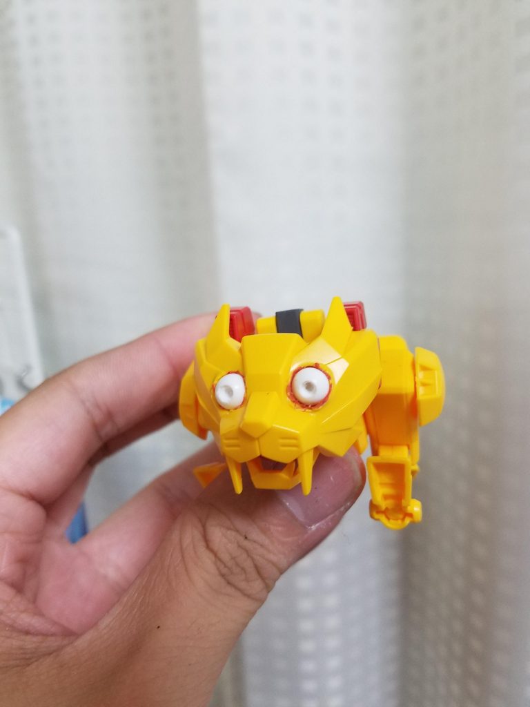 リクトライオン頭部加工途中
目の部分にBB弾を埋め込み、その上から瞼などランナーを溶かしたプラで覆い形を出していきました。