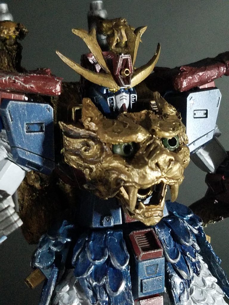 頭部ハイメガキャノンの部分のみメタルパーツのガンマズルを使っています。
アンテナの形状もヒートペンをつかい、日本の兜にあるようなデザインへ変更しました。