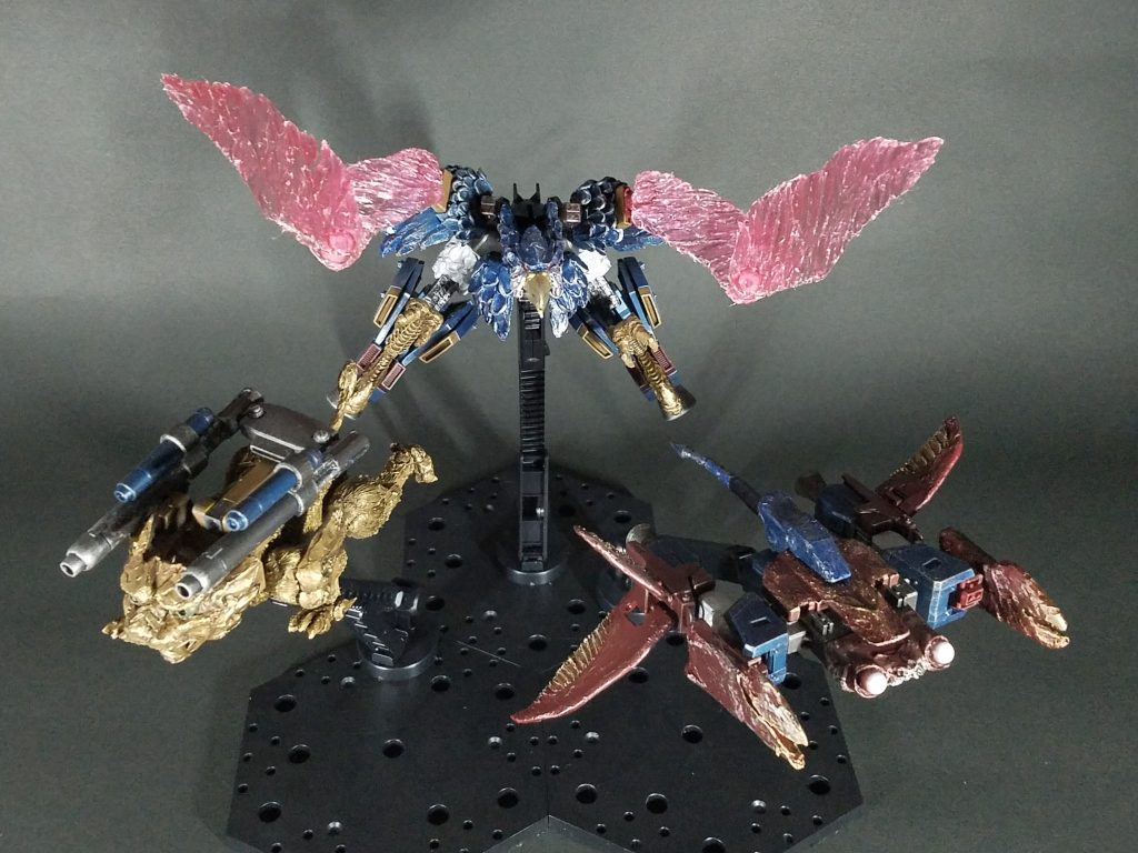 各トライオンマシンです!
全体の色味をそれぞれリアルに寄せようと迷いましたが、合体時に違和感になるのが恐かったので、暗めのメタリックにハイライトをいれ、造形が引き立つように塗装しました。