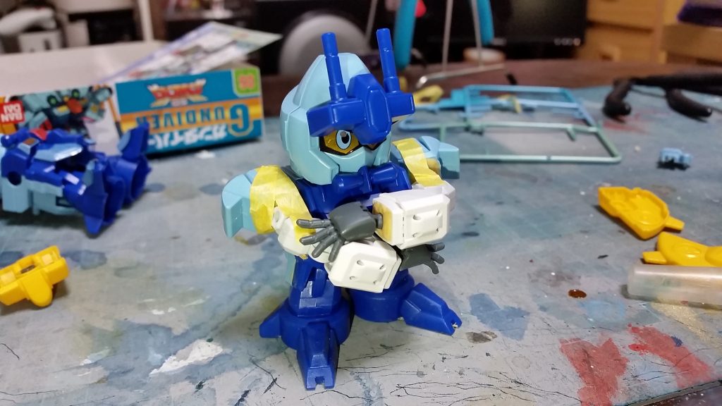 今回難儀した「腕を組ませる風」のポーズ。元のキットのままだと腕の長さが足りないためポーズがとれません。私の解決策は、「クロスシルエットの足のフレームを腕のフレームにする」です。これで長さが稼げます。
少し加工してSDCSクロスボーンの腕のガワに入れられるようにし、腕に見えるようにしています。