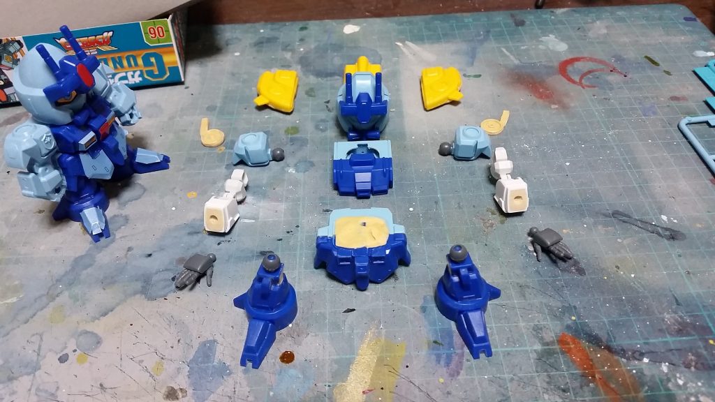 分割。
元のキットがほとんど可動しないので、作業性を良くするために分割しました。