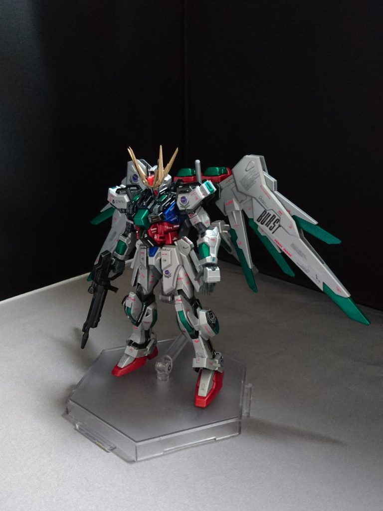 正面です
今回使用したキットは
HGエールストライクガンダム
HGスタービルドストライクガンダム
HGスクランブルガンダム
HGバンシィ(角)
スカイハイウイングスです