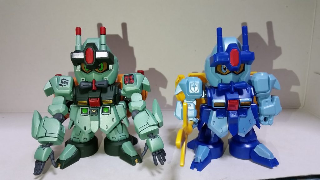 元のキットと比較。
・腕組み風のため、腕を延長。
・ビルドダイバーズの設定色に近い色に変更。
・スクリュー部を浮き出し。
・腰の可動。
などなど。