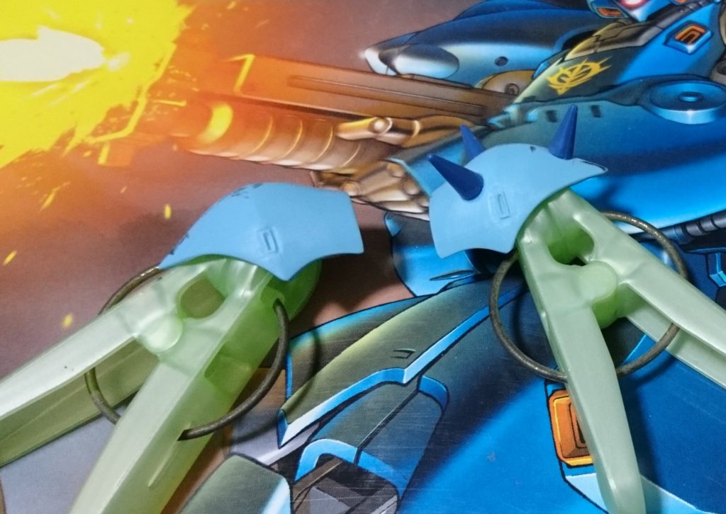 [肩アーマー]
ハイゴックの肩アーマーの一部を切り取り、湾曲部分はやすりで整えました。