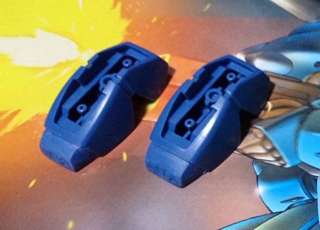 [足]
先端をやすりで削り一段低くしました。