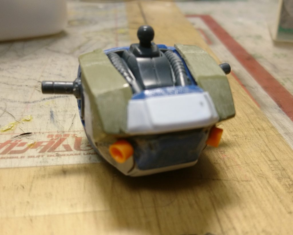 [胴体]
緑のパーツはGN-X Ⅳの余剰パーツを使用。前部の出っ張りはプラ板で作りました。