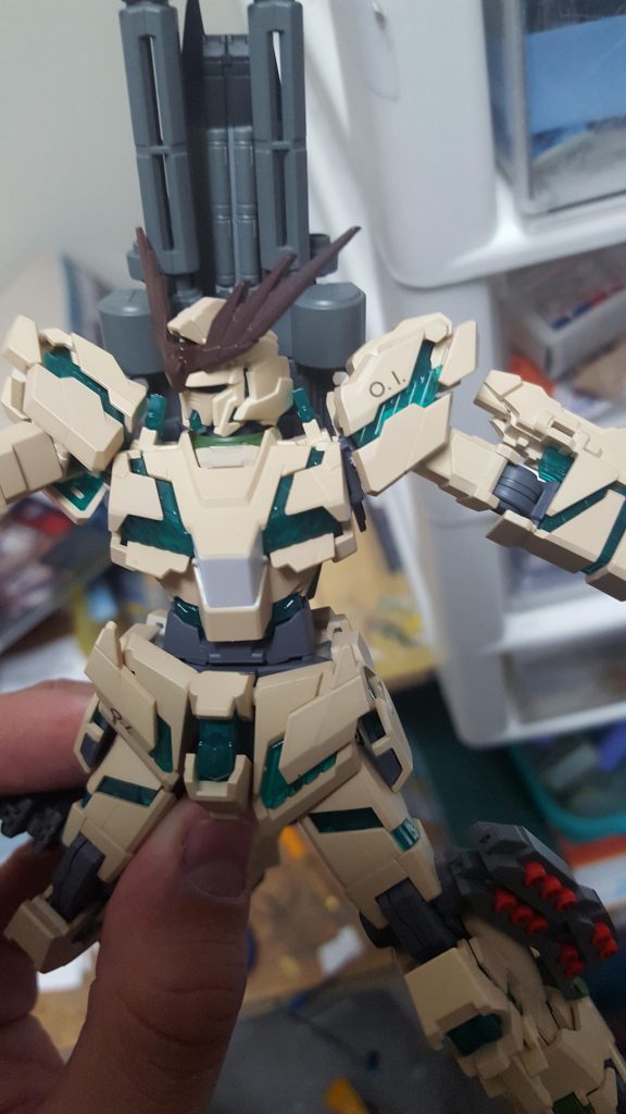 カラーリングだけでは大井っちと北上さんの見分けがつかないので肩と腰にOIのデカールを張りました