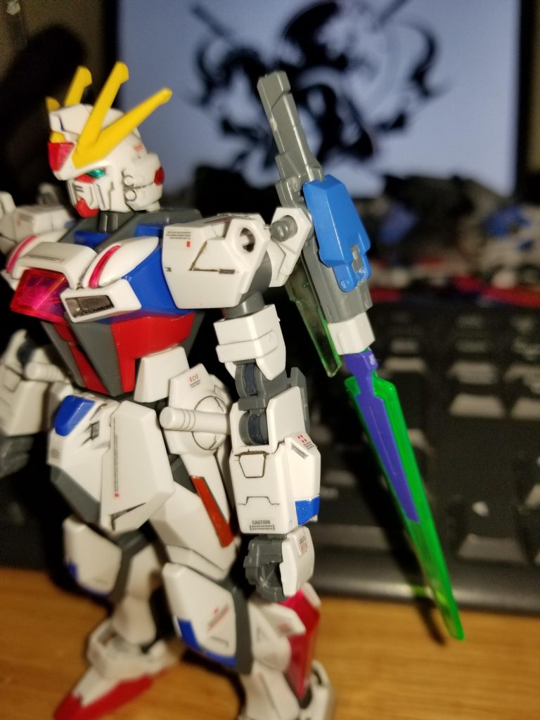 肩はダブルオーダイバーの物です。
最初は端にある3mm筒の部分を切ってこのように使うつもりでした。