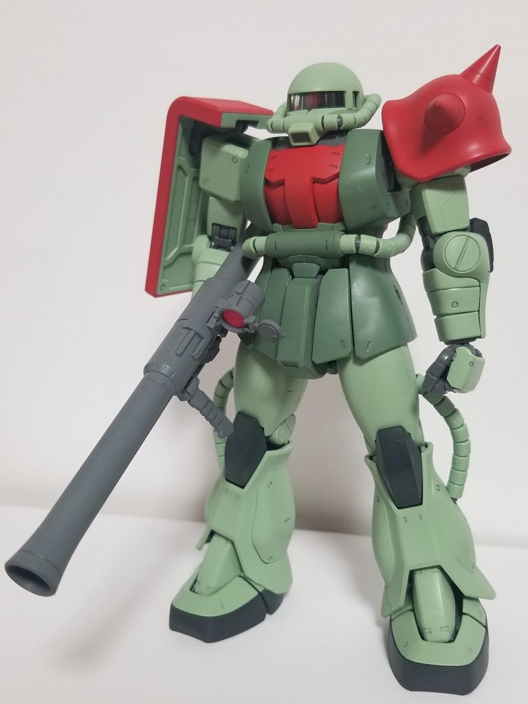 今回も部分塗装で、成形色を活かして制作です。
今回も06Fと06Jを使ったミキシングです。
製作記は↓こちらから
[【ミキシングビルド？】MG MS-06C ジョニー・ライデン専用ザクⅡを作ろう](https://tuziplamokei.com/ms-06c-johnny)
ジョニーのMS-06Cザクということで、シールド、スパイクアーマー、コックピットハッチ、ランドセルを赤に。