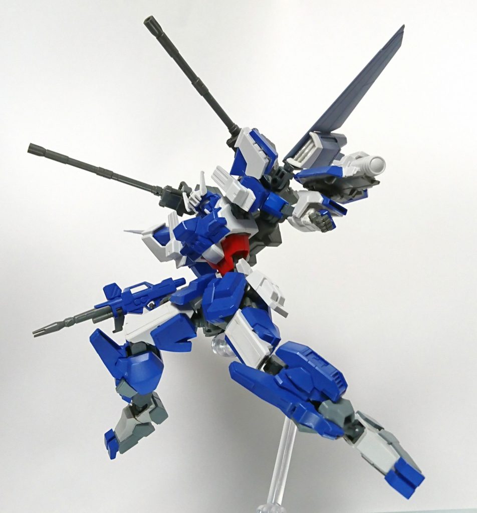 背面の羽と180mmキャノン砲は展開する事ができ、市販の関節も仕込んでいるので様々なアクションポーズとれます。