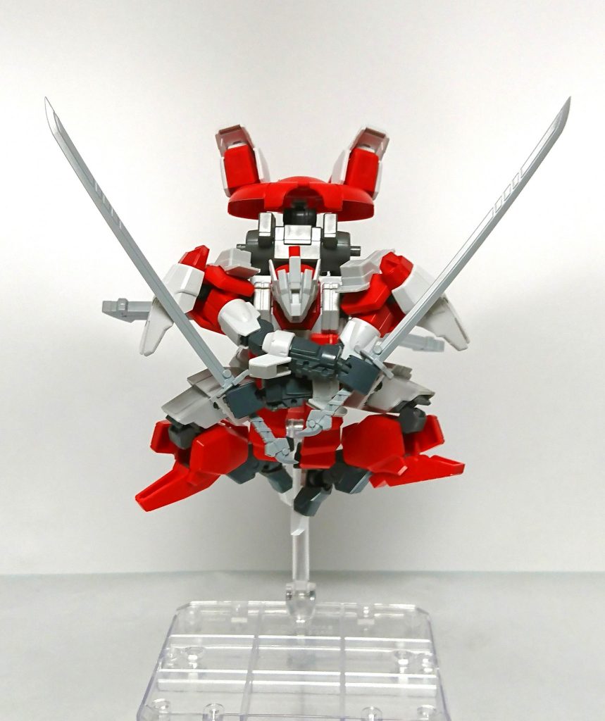 近接装備を使った大きなアクションができます。
三度傘のようなレドームはアームでバックパックに繋がっており、そのまま背面に移動する事ができます。
フォックスの名前にちなんで、レドームに耳のようなものを取り付けています。