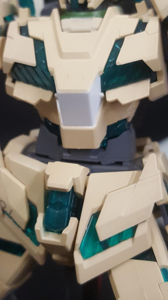 胸に白い部分を残すことでリボンをイメージしてます