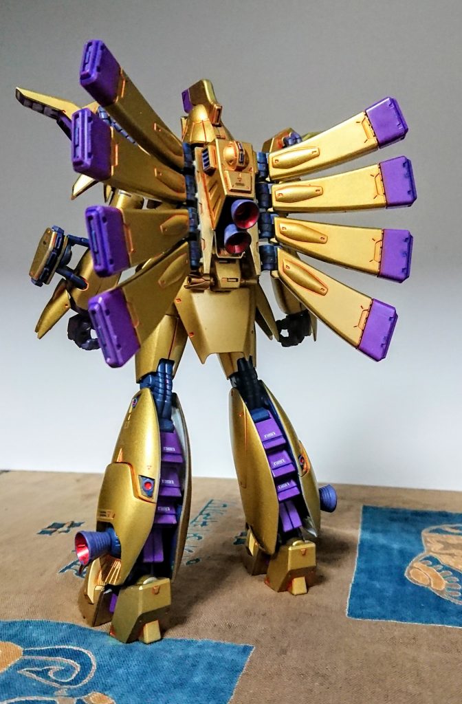 SDガンダムなどで、シルバー騎士などのキャラにもなったように。銀の機体イメージがあるので。その逆の金に塗り替えたら面白いかな～と前々から思ってました。