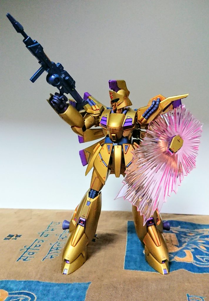 デナン系やベルガ系の口元が、女の子が乗る機体っぽくなかったので。少し手を加えて、ゼータ系の口元になおしてみました。
ビギナ・ギナ自体が、女性寄りの細フォルムで。しかも、最新の技術でスタイリッシュになってますから。金塗装で、なかなかセクシーになったのではないかと。(笑)