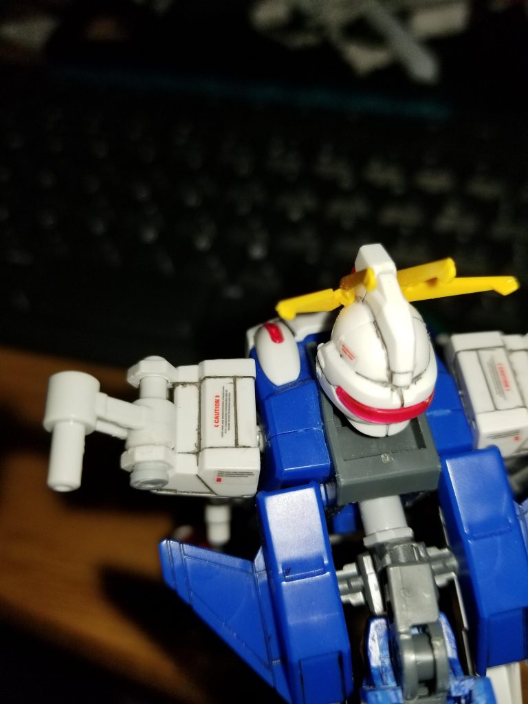 上から見るとこうなってます。
ガンプラバトルアームズに付属していたクランク型のジョイントを内側へ通して、反対側からHGカスタマイズキャンペーンで貰った「OGP規格胴体に、穴キャップの付いている肩パーツを付けるためのジョイント」のボール分部を切り落とし反対側から差し込んでいます。
もちろん、抜けないように接着してあります。