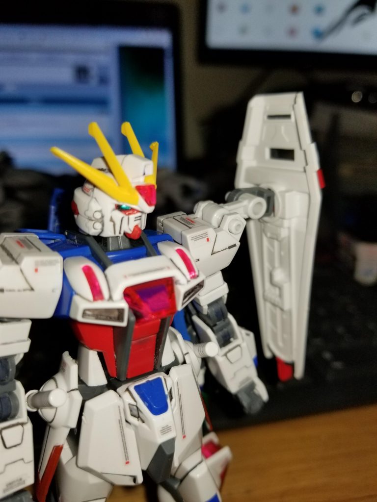 最初はシールドをこう取り付けるつもりでした。
が、コアファイターとの連携を考えて今の形に至りました。