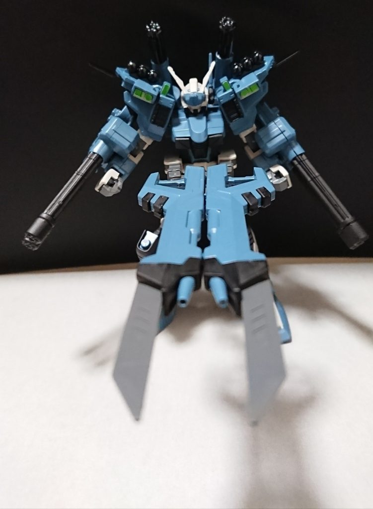 複合バヨネット装備型ビームライフルを連結させて照射を行う際はライフルを手に持って発射せねばならない。