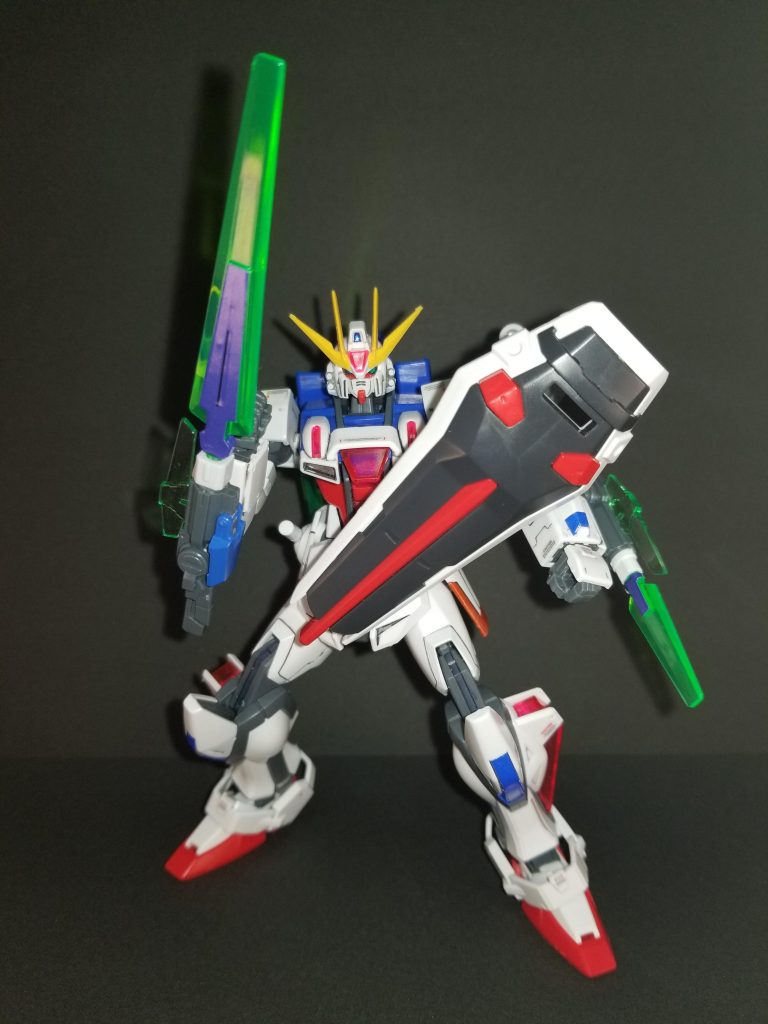 シールドは自由に稼働して、防御に利用できる。
邪魔な時は腕の可動範囲外へ逃がすこともできる。