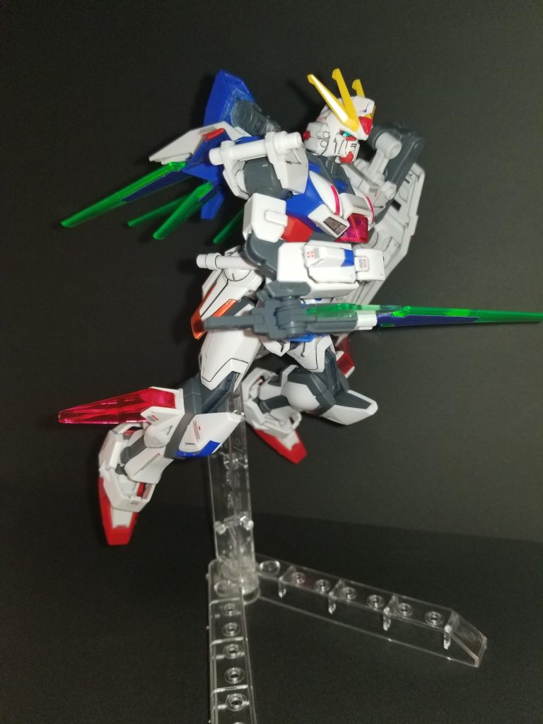 ピクシーの名は、同じく近接特化の「ガンダムピクシー」が由来の一つである。
もう一つは、ビルドストライクに内蔵されたRGシステム等で機体が高出力状態になった時の外見にある。
推力として放出されたプラフスキー粒子がクリアパーツを伝い、光りながら零れていく。
その姿がまるで妖精の羽の粉のように見えたのもピクシーという名前にした理由である。