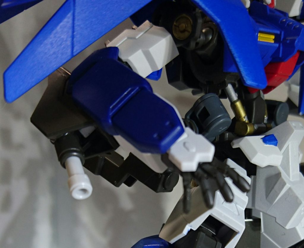 【ビームサーベル】
両腕に一本ずつ仕込まれている。ユニコーンガンダムのようにビームトンファーとしても使用可能である。
通常時でも使用できる武装ではあるが、ビーム兵器の存在しない鉄血のMSに無理矢理搭載しているため、その出力は腕に予め搭載したエネルギー分しか使えない。
使用後、腕に格納することでエネルギーを補充、再使用が可能となる。