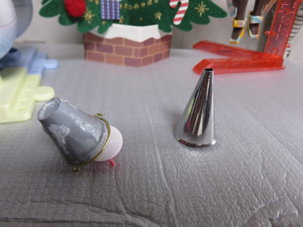 ケーキ用のホイップクリームのノズルを型にして
アルミホイルを巻いて、瞬間接着剤と硬化促進剤の組み合わせで作ったものだから

ペラペラの空洞なんだよ

表面をボコボコにして、ホワイトを乗せて、雪にしてるんだよ