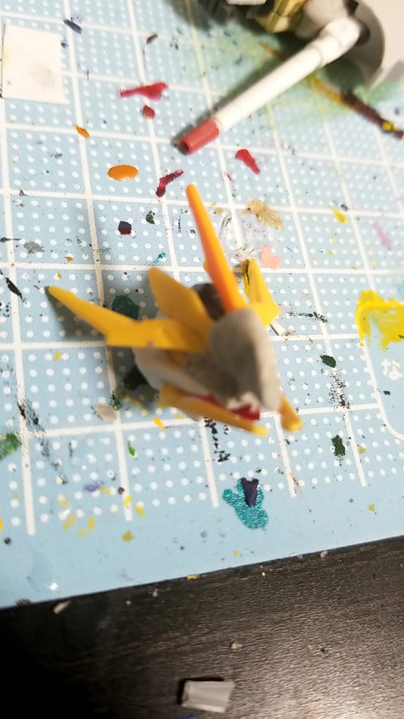 頭はバルバトスルプスレクス
そこにジャンクの山にあったアンテナパーツを切り取りした顎部に接着
グフイグナイテッドのアンテナも使用
ガンダムとは違ったモビルスーツにしたかったのでツインアイをパテで埋める