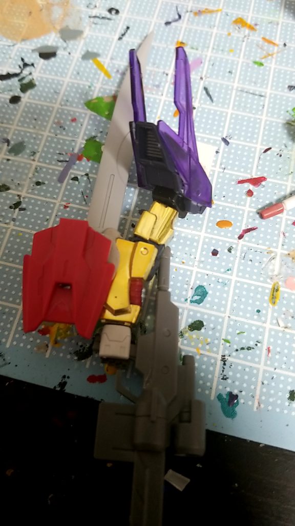 右腕はトランジェントグレイシャーの肩、デルタガンダムの腕、キマリスヴィダールの手を使用
そこにキャンペーンで貰ったサーベルを接着
さらにダークマターのシールド切り取って接続部を隠すように接着