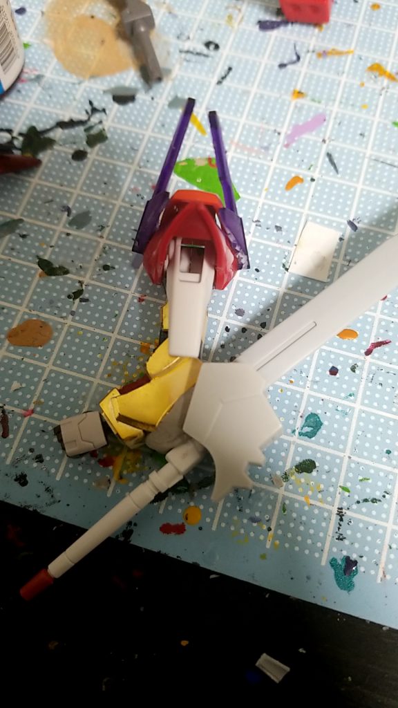 左腕
肩はウィングガンダムゼロ炎にグレイシャーのクリアパーツ
こちらはRGジャスティスのファトゥムのキャノンを接着
それを隠すようにアスタロトの余剰パーツで接着