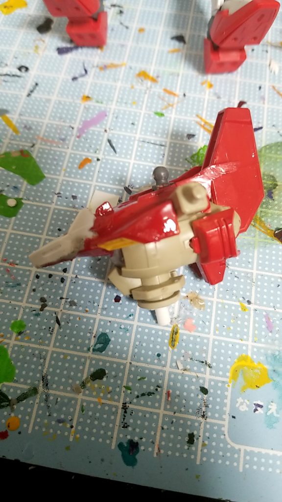 胴体部はスローネツヴァイのものを使用
腰との接続が無かったのでプラ棒を付ける
胴の先端を切り取ってそこにルプスレクスのパーツを接着、隙間をパテで埋める
側面をバスターガンダムのサイドスカートで埋める