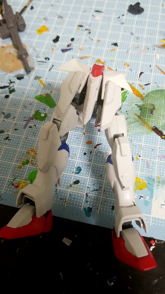 腰はルプスレクス
デスティニーガンダムの関節部を切り取ってガンダムフレームのパーツに付け替え
隠すようにデスティニーガンダムのフロントスカートとプラ板を接着