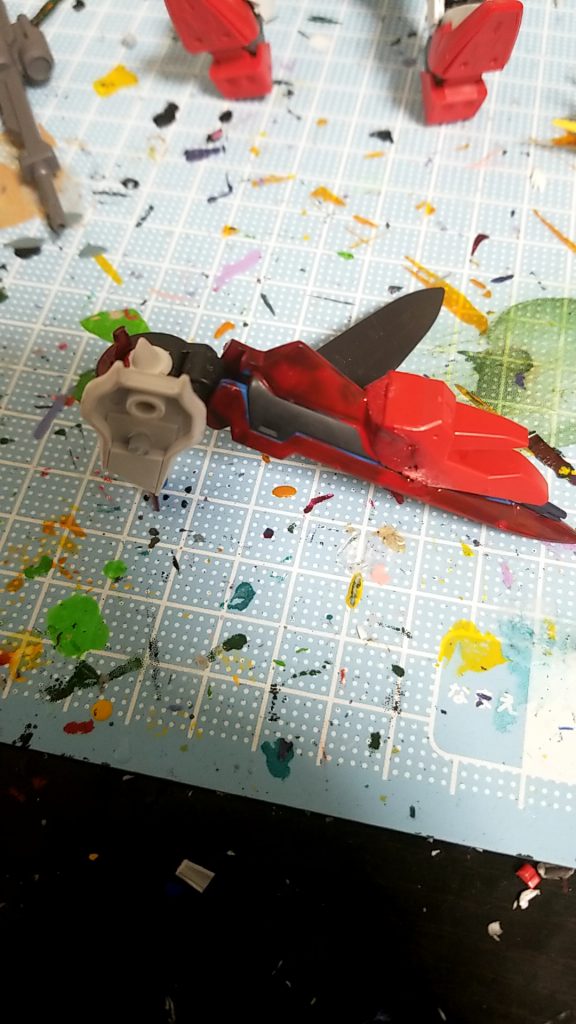 サイドスカート
ルプスレクスのパーツに3ミリに穴を開け、そこにキャンペーンの接続ジョイントをつけたブレイブの擬似太陽炉を付ける
擬似太陽炉にはジャンクを写真のように接着、先端にストライクフリーダムのビームライフルの先端を接着
隙間をパテで埋める