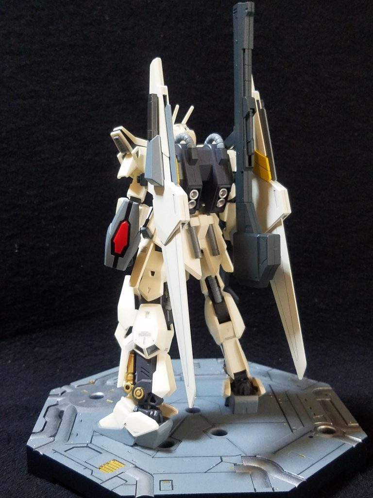 バックショット。百式のバインダーでは物足りなさを感じたので百万式から拝借しました。サーベルも付いてるしね( ̄▽ ̄)
バインダーは可動域を増やしておきました。