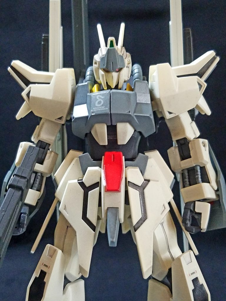 作業的にはスターゼーター同様のお手軽ミキシングでパーツの付け替えです。頭部だけ少しいじりました(^-^)
百式のアンテナを2個使ってV型風に。レッドウォーリアに似てしまいましたね( ̄▽ ̄;)機体カラーを赤にしようか、ここからレッドウォーリアミキシングに移行しようか迷いましたが、我慢しましたm(_ _)m