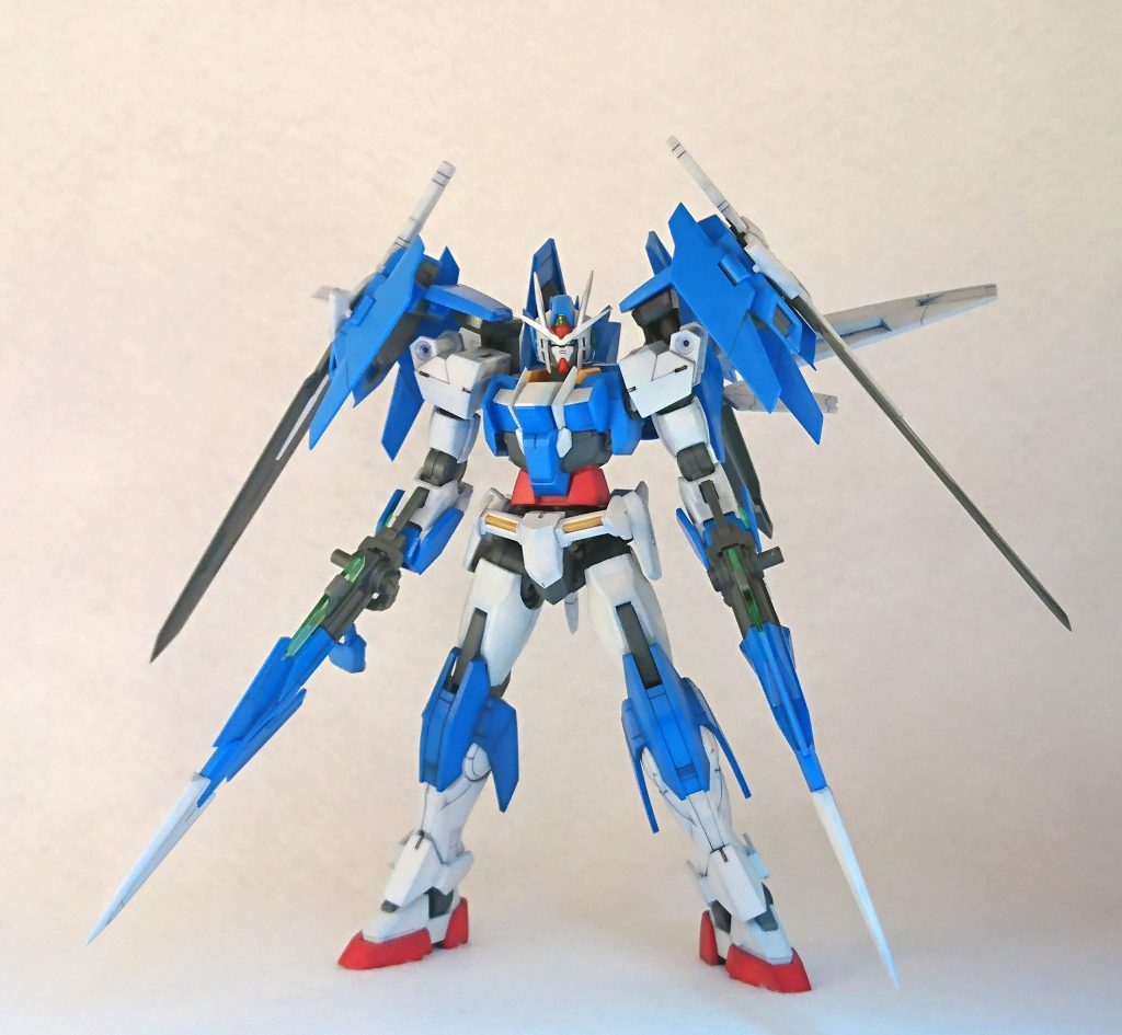 (2018.11.12追記)
前腕のGNソードII接続部を開口し、
全体に青色のパステルシャドウをかけました。