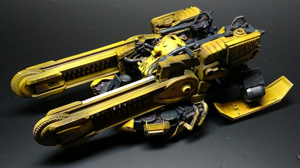 走行モードに変形して移動することも出来ます。