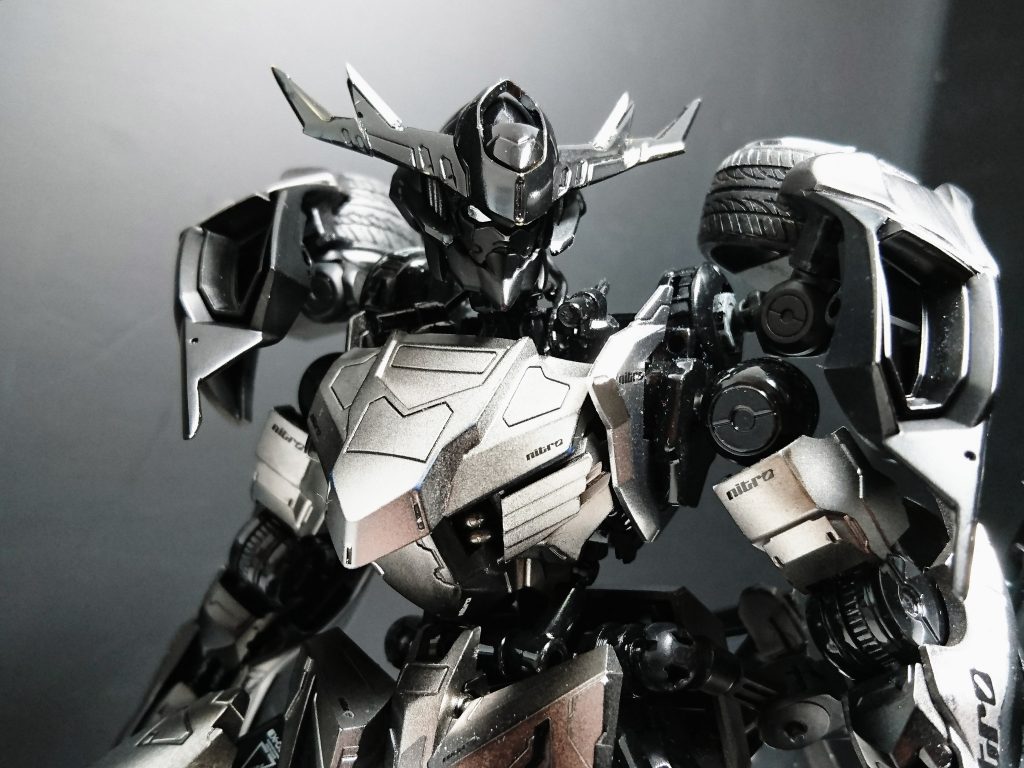 本当に変形できるか信じてない人は是非見てほしい。MGの肩のジョイントにHGの肩のジョイントがくっついていることを。